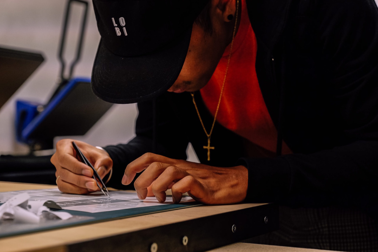 Nick werkt handmatig aan een ontwerp voor BLL THE LABEL
